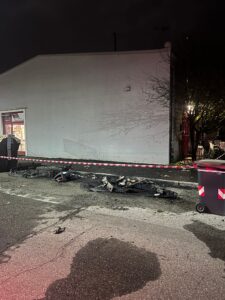 Piazza Campora, cassonetti in fiamme