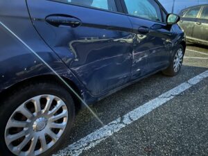 “Danni all’auto in via Inviziati. Se qualcuno avesse visto…”