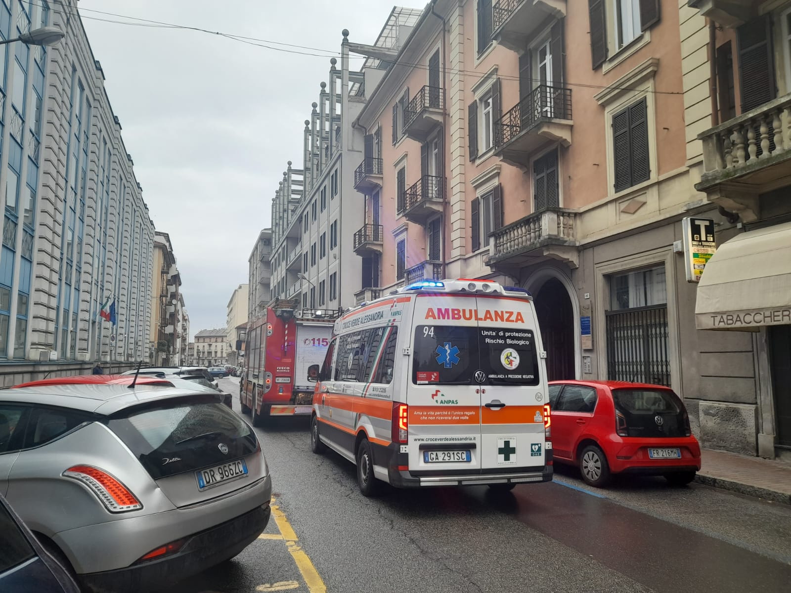 Porsche elettrica in fiamme nel piazzale del deposito giudiziario