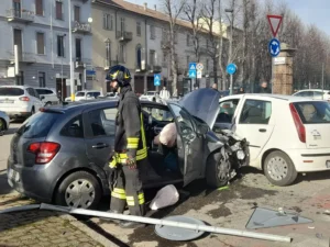Scontro alla rotonda: prognosi riservata per la donna coinvolta