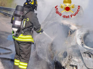 A26: furgoncino in fiamme, l’intervento dei Vigili del Fuoco