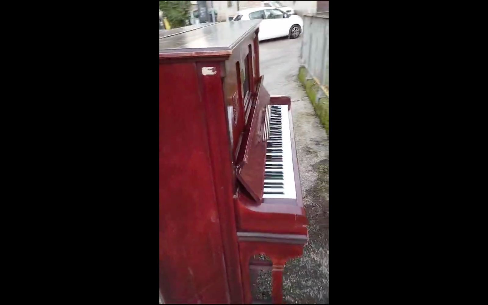 Alessandria, recupera il pianoforte abbandonato nel parcheggio