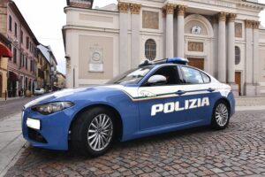 La commessa reagisce e la rapina sfuma, ladro seriale arrestato