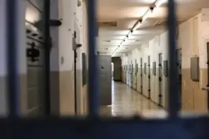 “Ho preso le chiavi per salvare un detenuto”: tenta il suicidio