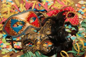 Maschere di Carnevale e clown al Teatro delle Scienze