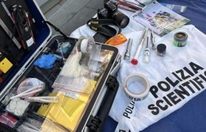 Donna apre la porta di casa, si sente male e muore: sul posto la Scientifica
