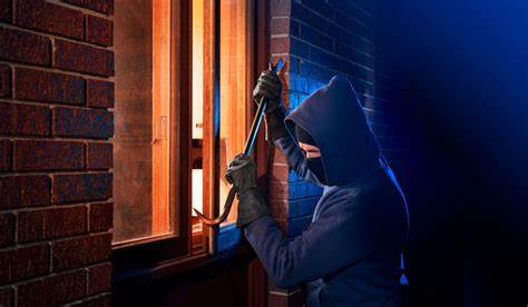 Boom di furti: per entrare in casa i ladri segano le persiane