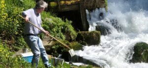 Scarico polo chimico: i tecnici a fiume per indagare sulla schiuma