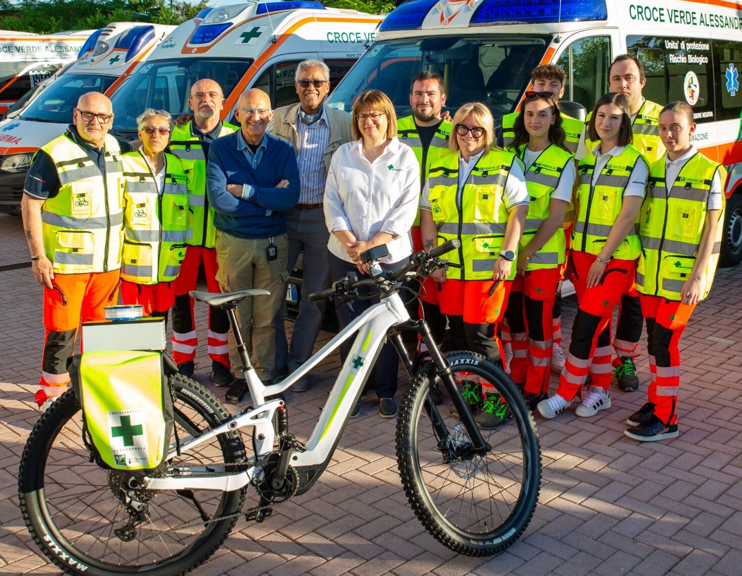 Prima i sassi contro l’ambulanza, poi l’aggressione a due donne