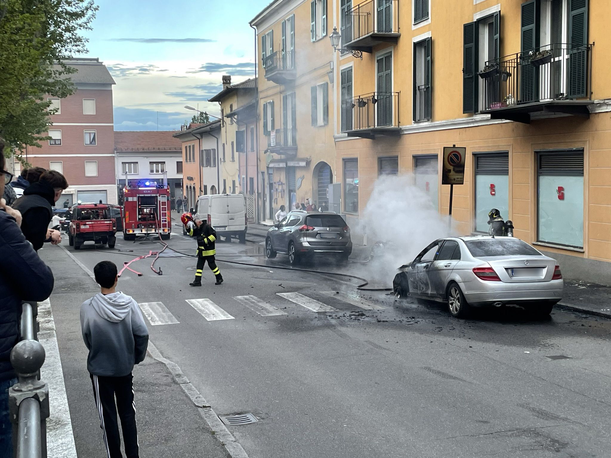 Mandrogne: pompieri alle prese con l’incendio delle balle di paglia