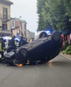 Alessandria: auto si cappotta in viale Milite Ignoto