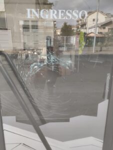 Alessandria: tenta di sfondare la vetrina di EdilCasa al Cristo
