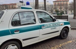 Via Trotti: con la Panda sorpassa Golf, la sperona e poi scappa