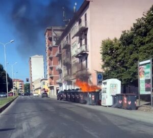 Alessandria, in fiamme i cassonetti di corso Carlo Marx