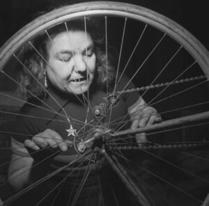 “Alfonsina corridora” e il ciclismo delle donne che pedalano forte