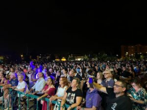 Alessandria, piace la festa in via Campi. Ora gli Explosion