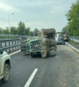 Alessandria: perde carico in tangenziale, si ribalta pala meccanica