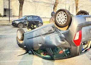Viale Teresa Michel: nell’incidente coinvolte due auto, una si cappotta