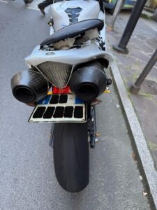Acqui: multato centauro con targa sollevata e illeggibile