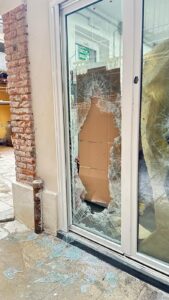 Via San Lorenzo: atti vandalici nella notte, sfondata anche una vetrina