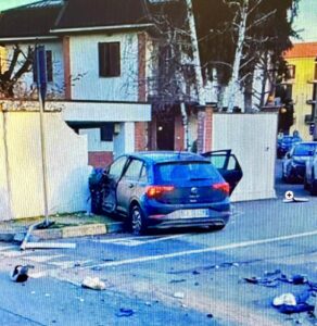 Alessandria: dopo lo schianto, l’auto finisce contro una recinzione