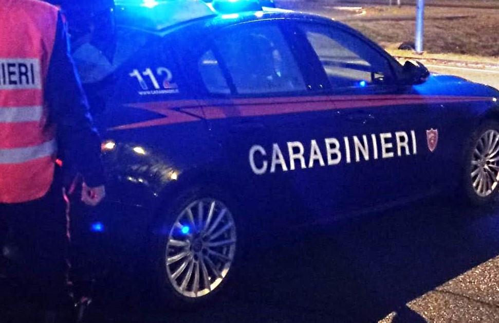 Alessandria: mendicante ruba bottiglie di vino, poi diventa violento. Arrestato