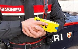 Alessandria, ubriaco aggredisce con coltello: arrestato dai Carabinieri con il taser