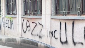 Alessandria: scritte e insulti contro l’assessore Cazzulo in via Verdi