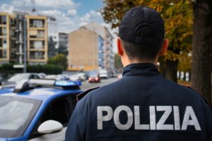 Non dà la precedenza e finisce in arresto (per maltrattamenti in famiglia)