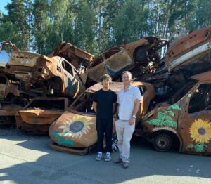 In Ucraina in Vespa per documentare la guerra