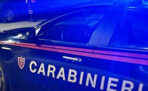Notte di caos in centro: lancia cocci di vetro, mostra i genitali e minaccia i carabinieri