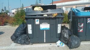 La Lega attacca Abonante: “Cassonetti sfondati e rifiuti abbandonati, servono soluzioni strutturali”