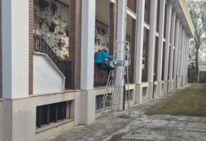 Aree inaccessibili al cimitero di Alessandria. E c’è chi scavalca la ringhiera per portare un fiore