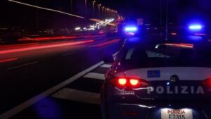 Auto in fiamme dopo lo scontro sull’A21: i giovani riescono a uscire, una ragazza in Rianimazione