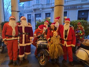 “Babbi Natale in Vespa” nel cuore di Alessandria: l’iniziativa del Vespa Club