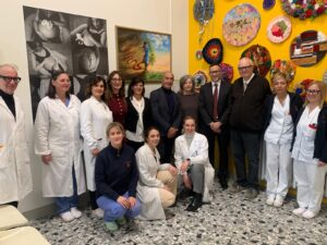 Un quadro per raccontare la forza delle donne: donazione per l’Ostetricia e Ginecologia dell’Aou di Alessandria