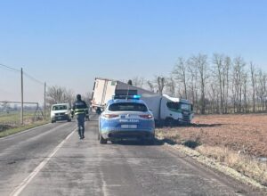 Castellazzo Bormida: Tir fuori strada, traffico rallentato ma nessun ferito
