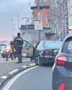 Sinistro stradale nei pressi della stazione ferroviaria, traffico in tilt