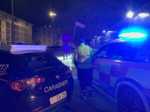 Alessandria: carabinieri e 118 nel parcheggio, soccorso un uomo