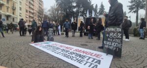 Alessandria, il presidio davanti al Tribunale per il processo Solvay: rinvio a giugno