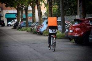 Rider Glovo e Deliveroo in mobilitazione: oggi presidio Cgil ad Alessandria