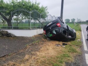 Alessandria: Twingo cappottata in via Vecchia dei Bagliani. Ferita 22enne