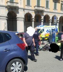 Alessandria: ciclista investito in piazza Garibaldi, sulla sede rialzata del parcheggio