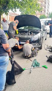 Alessandria: gattino salvato dal motore di un’auto grazie al lavoro di squadra