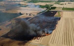 San Giuliano Nuovo: incendio nei campi di grano, pompieri al lavoro contro le fiamme