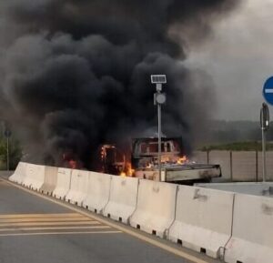 San Michele: diversi principi d’incendio dopo le fiamme sul furgone