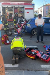 Alessandria: moto tampona auto, 17enne in codice rosso